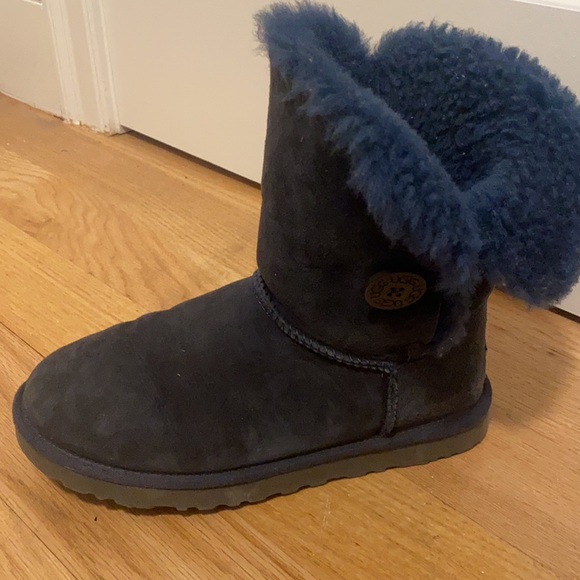 Short Bailey button Ugg’s in navy blue - Picture 2 of 3